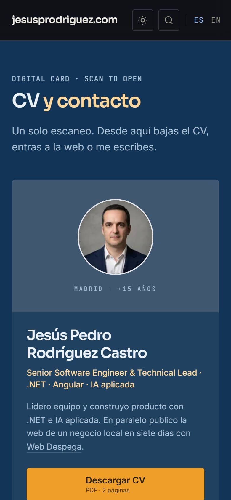 La página de CV y contacto en móvil, con la tarjeta digital y la descarga del PDF